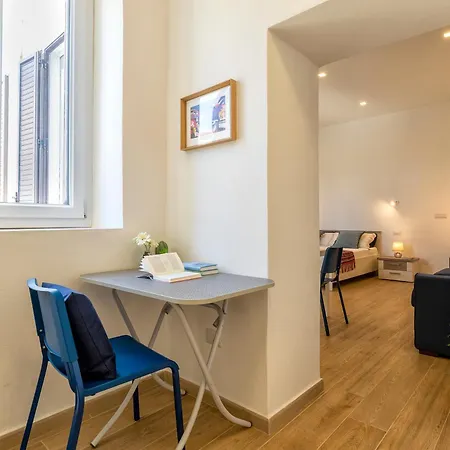 Nura's - La Marina & Appartement *