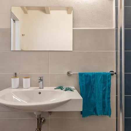 Nura's - La Marina & אלגהרו