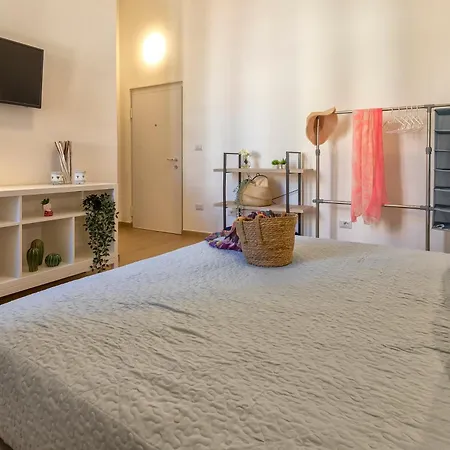 Nuras - La Marina Apartment&room *